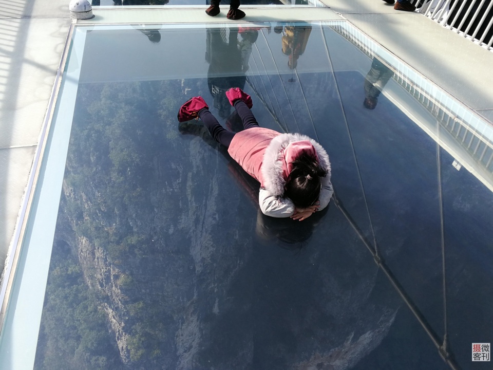游客数百米高空玻璃桥上各种嗨 姿势雷人
