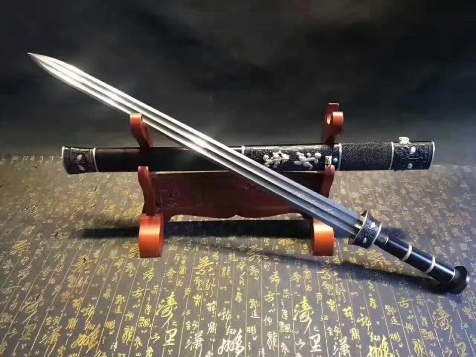 而后的三国时期,一代枭雄——曹操,有两把佩剑,青釭剑和倚天剑,两把