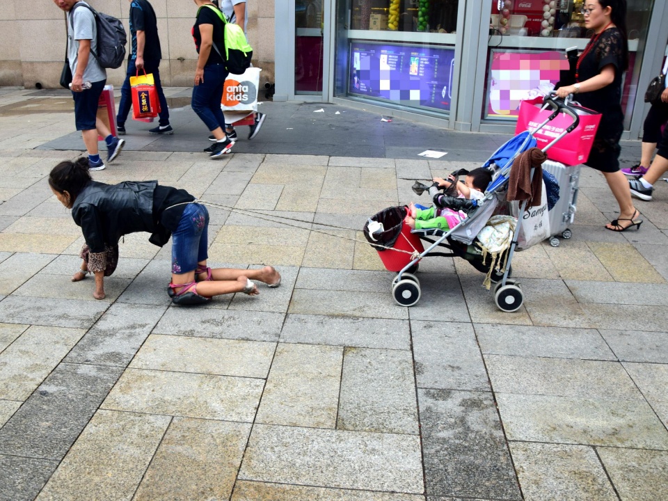 残障女士用小臂膝盖爬行拉着婴儿车乞讨,路人全绕着走,是冷血吗