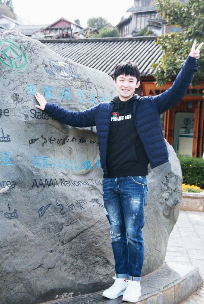 董子健丽江旅游像个孩子一样拍照姿势很童年也很游客