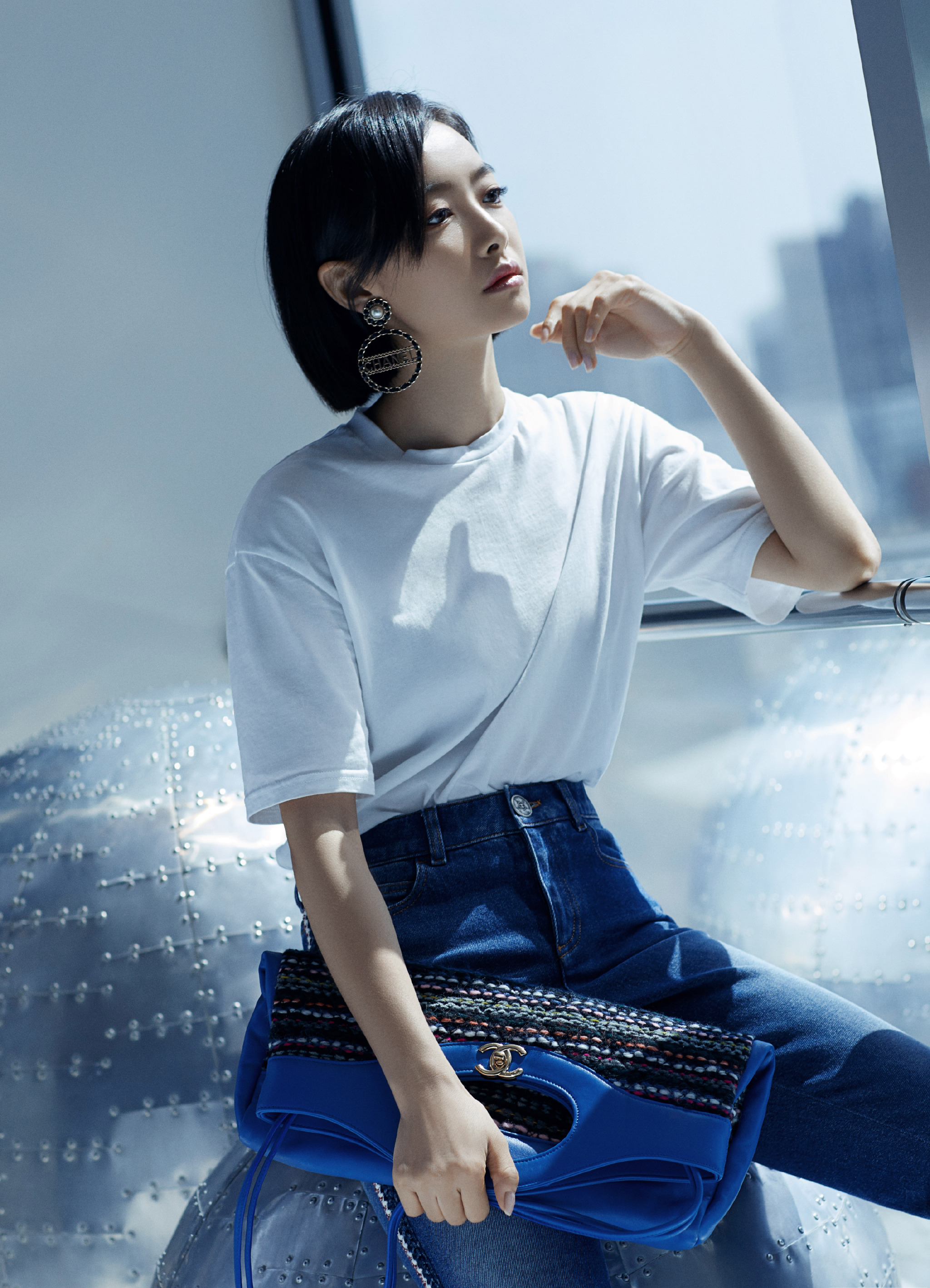 分享一组宋茜最新的时尚大片,白t搭配牛仔裤,清爽中带了点未来感