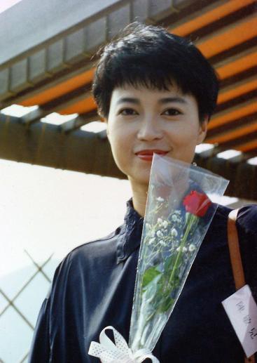 八十年代红极一时,却在正红时选择息影,今经历丧子之痛满头白发