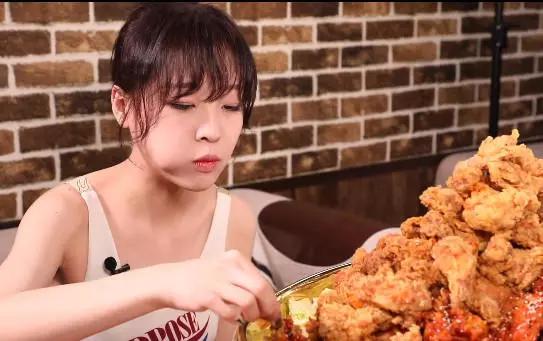 大胃王mini挑战10斤炸鸡搬出神器后网友惊了不服不行