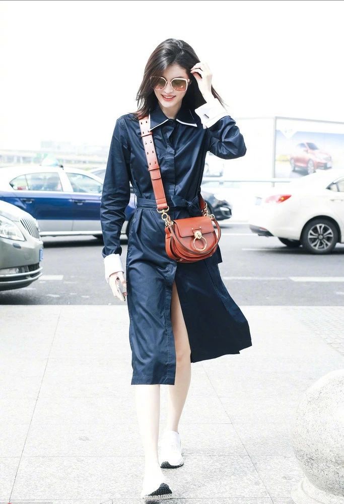 何穗机场大秀好身材!穿长款风衣撩发美如画!