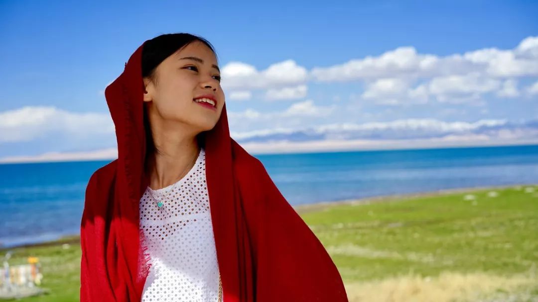 七月的青海湖,一半花海,一半美女