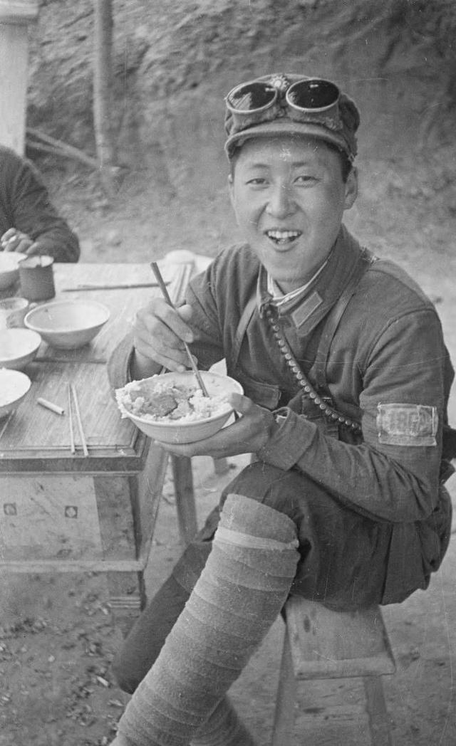 八路军战士的伙食标准从这位八路军战士的碗里可以看到白米饭加上大块