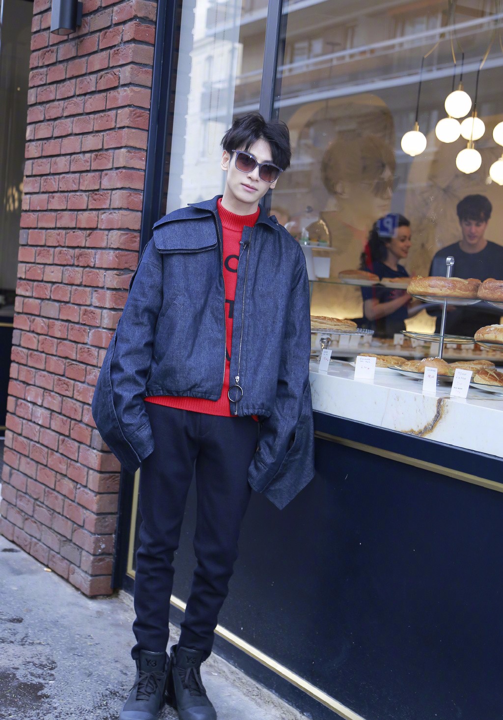 罗云熙晒新写真,自称最喜欢第一张,身穿复古西装像大佬