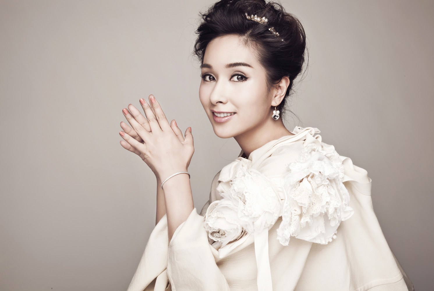 她曾是火遍香港的清纯女神却当富豪小三被原配掌捆败坏名声