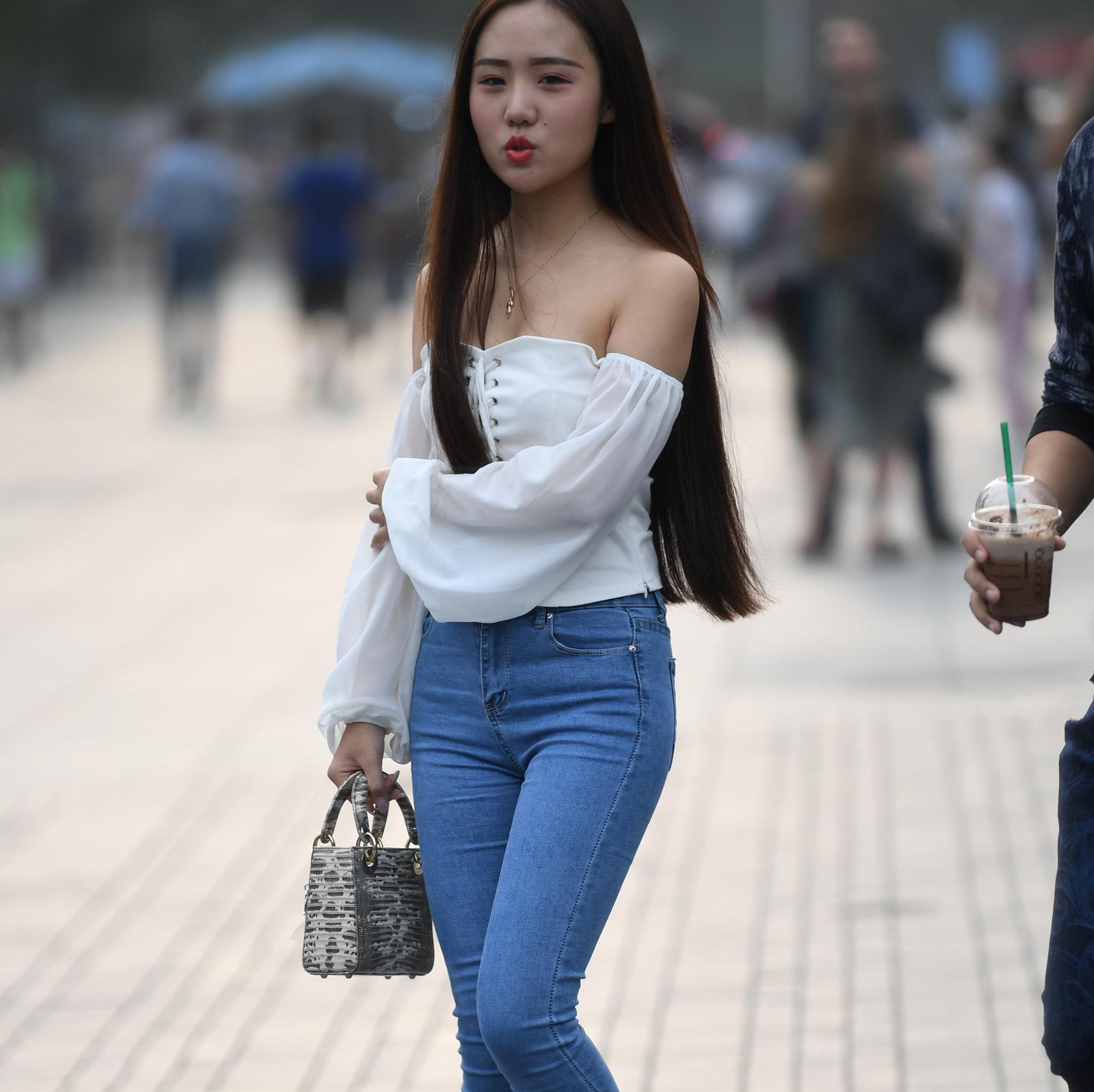 街拍:美女牛仔裤系列|街拍|牛|牛仔裤|美女_新浪新闻