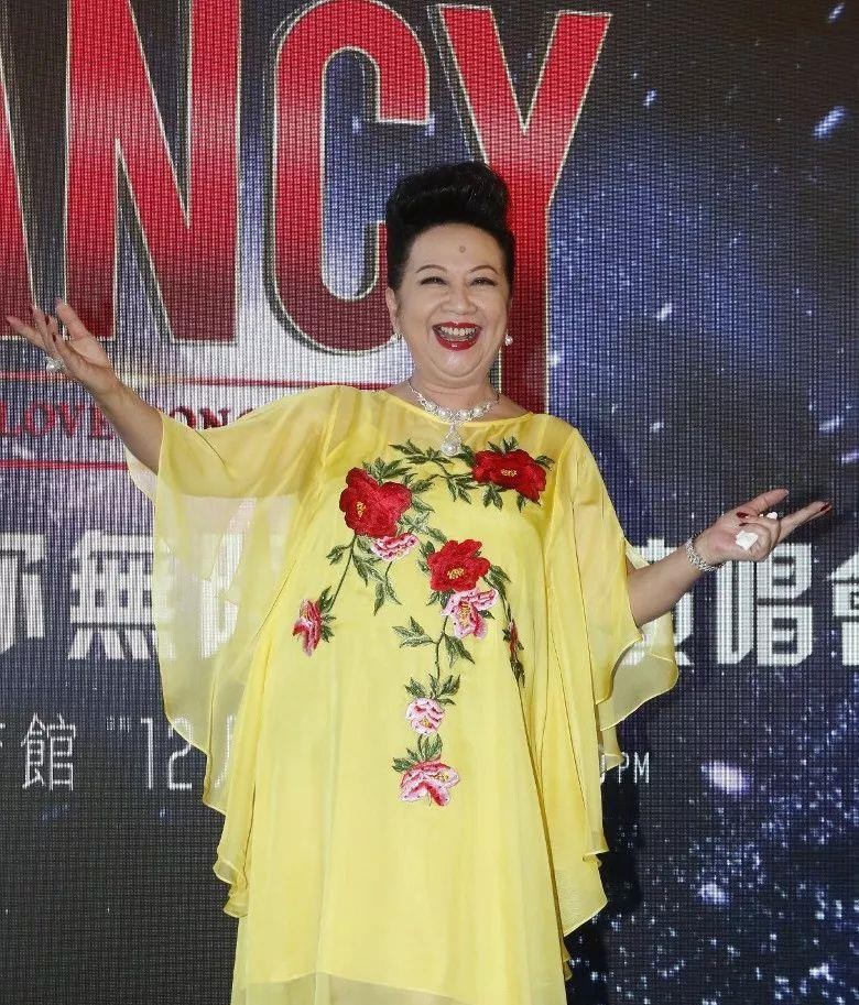 68岁薛家燕将举办演唱会友商送巨型金镯成龙谢贤纷纷送祝福