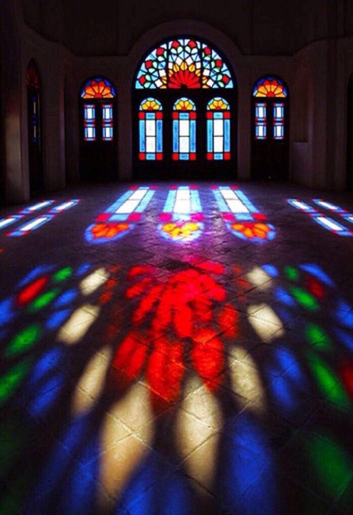 色彩斑斓的玫瑰花窗