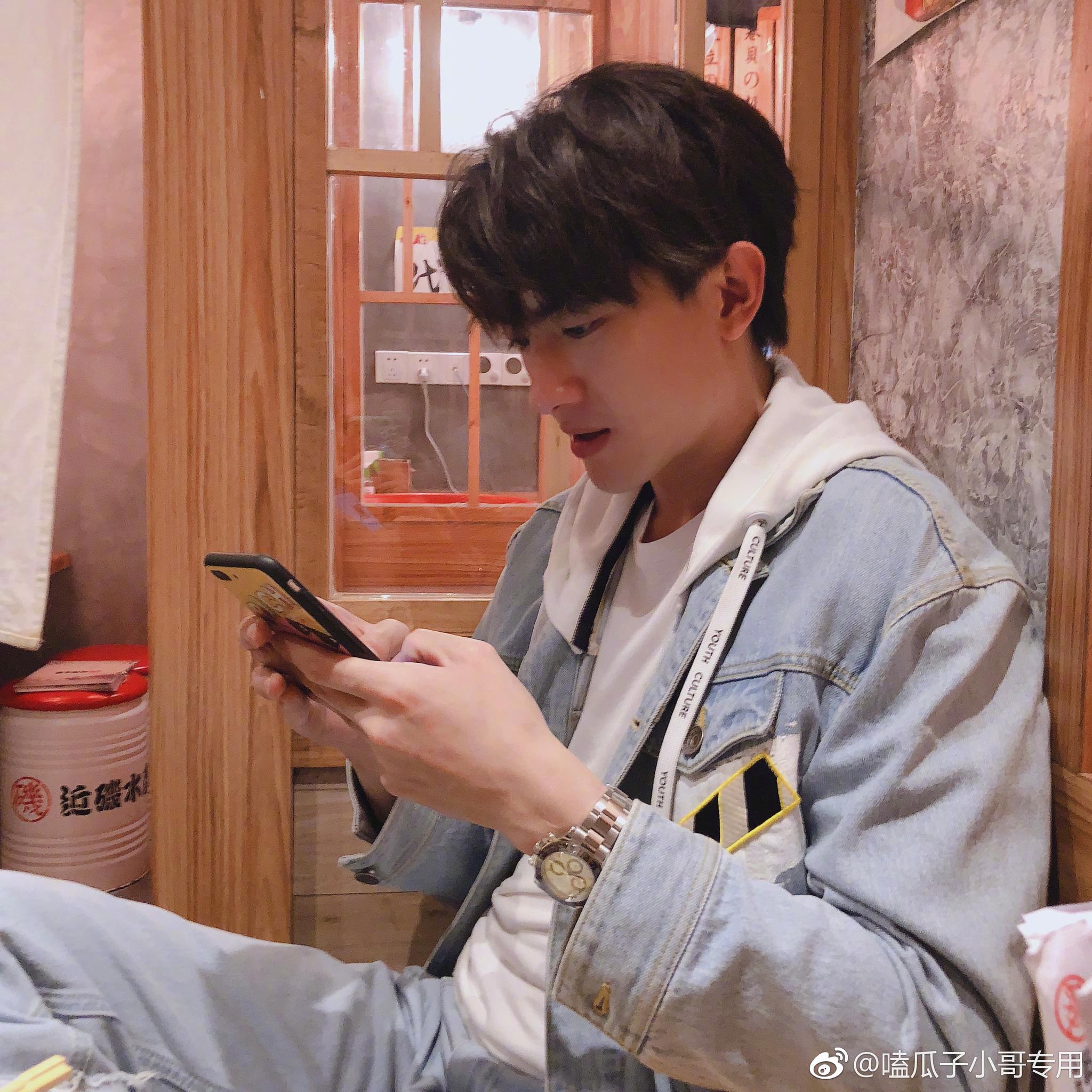 清清爽爽的帅,就像是约会时拍的照片,很适合发朋友圈假装有男友了
