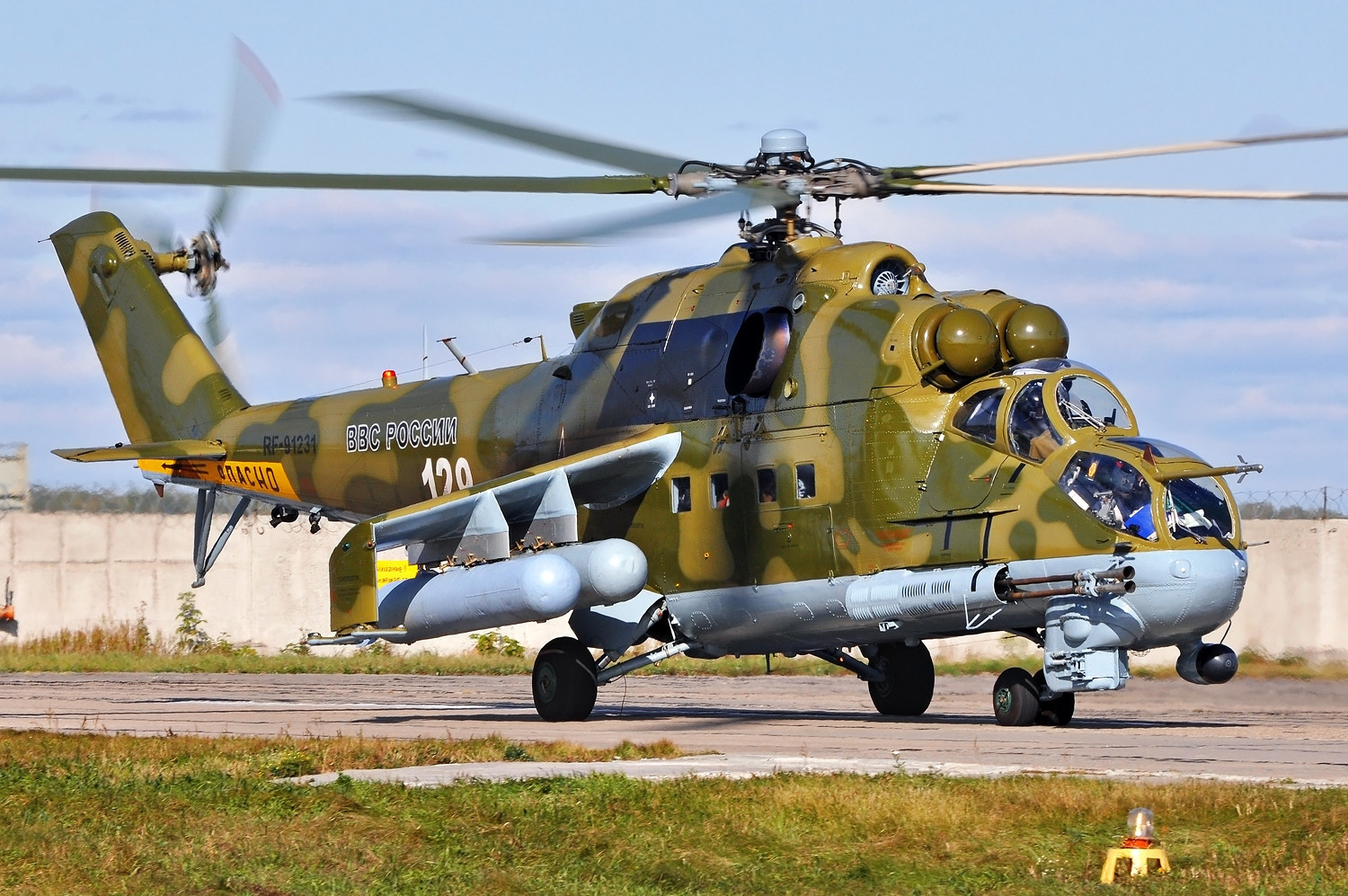 苏联俄罗斯武装直升机的先驱者米24型雌鹿武装直升机