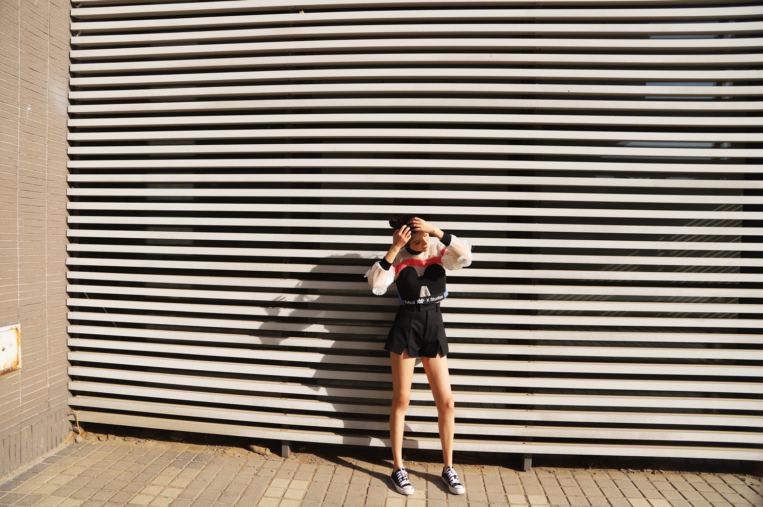 高可儿街头颓废 用长腿和影子表达情绪