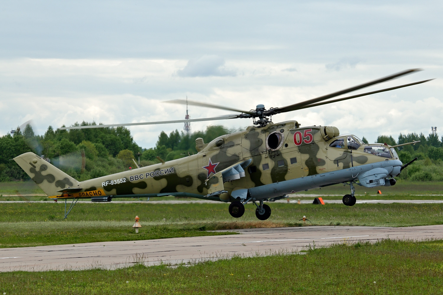 苏联俄罗斯武装直升机的先驱者米24型雌鹿武装直升机