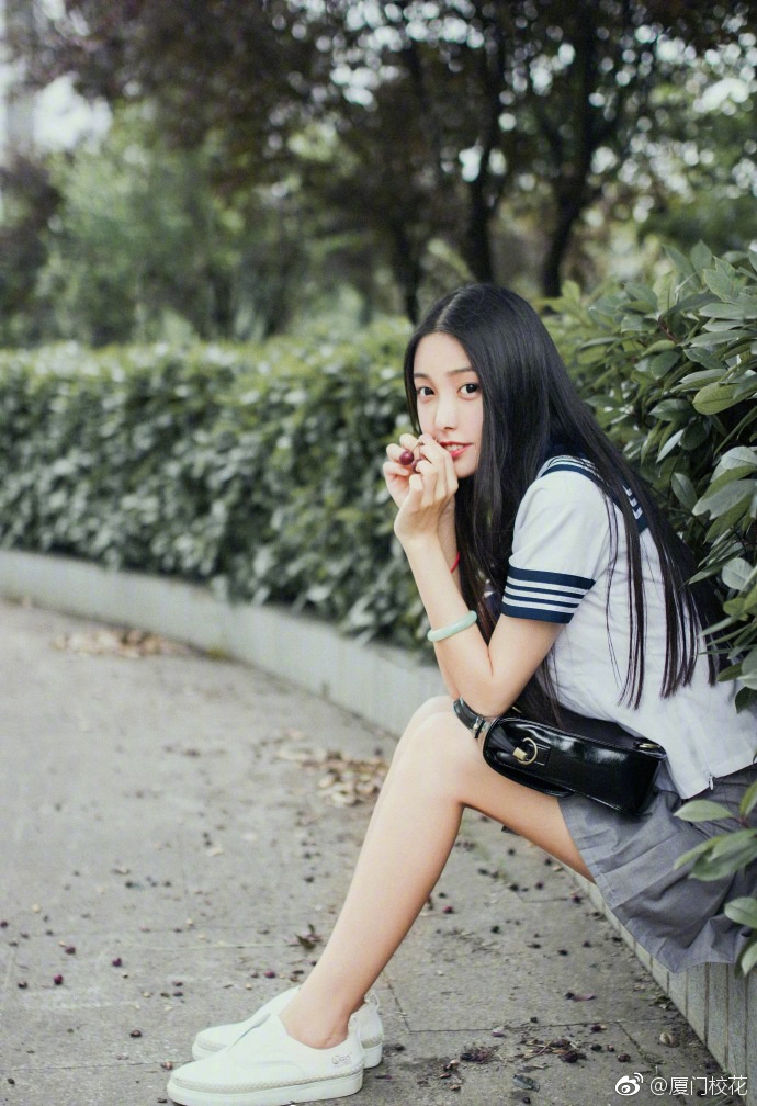 她叫张雨晗就读于英国谢菲尔德大学身高173cm来自河南