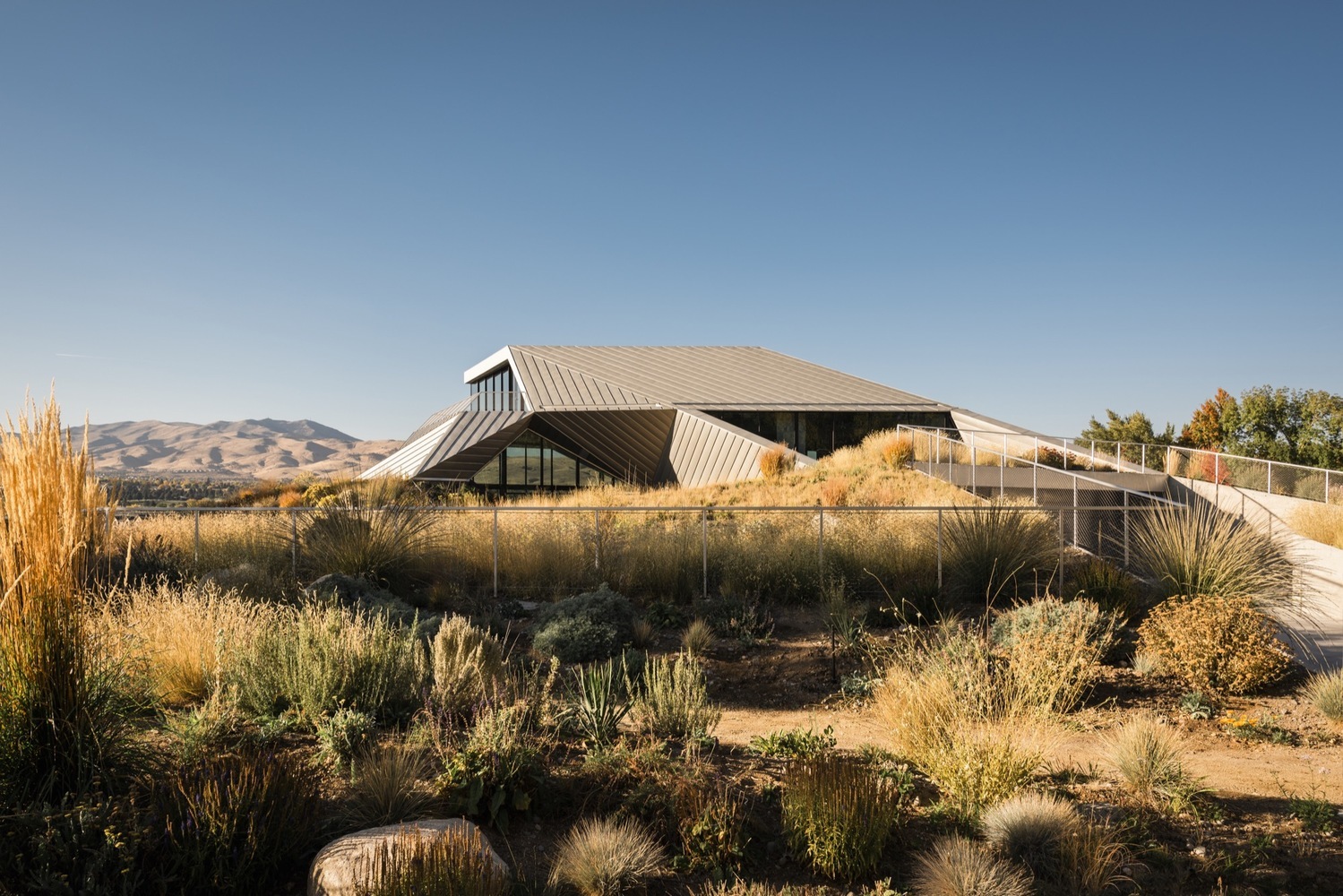 这座银白色的建筑位于美国西部内华达州大盆地沙漠