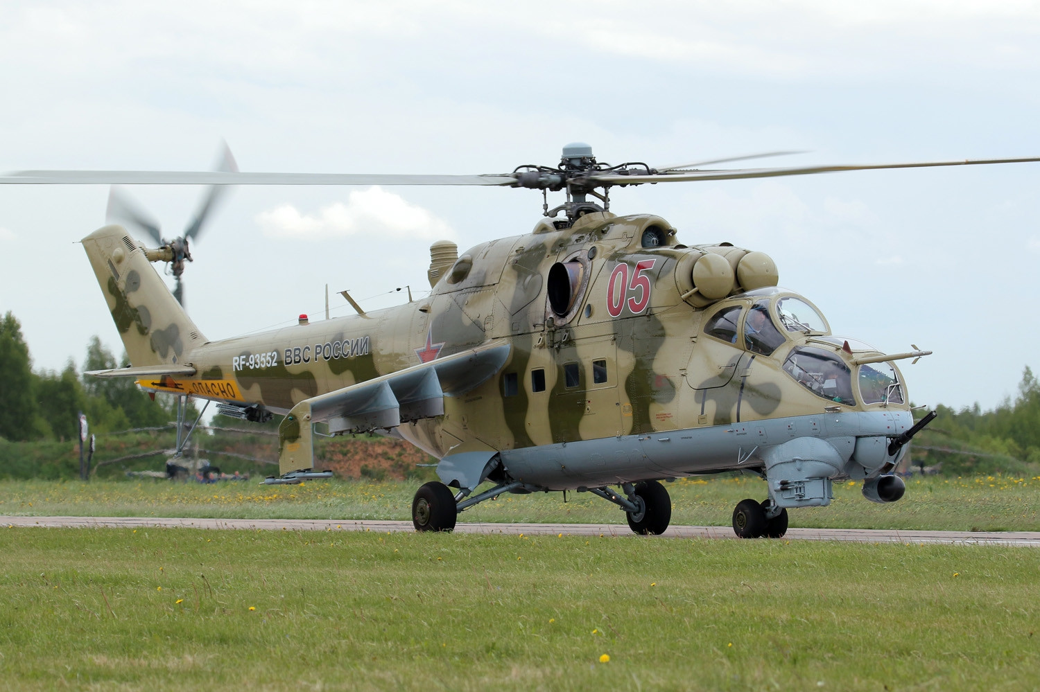 苏联俄罗斯武装直升机的先驱者米24型雌鹿武装直升机