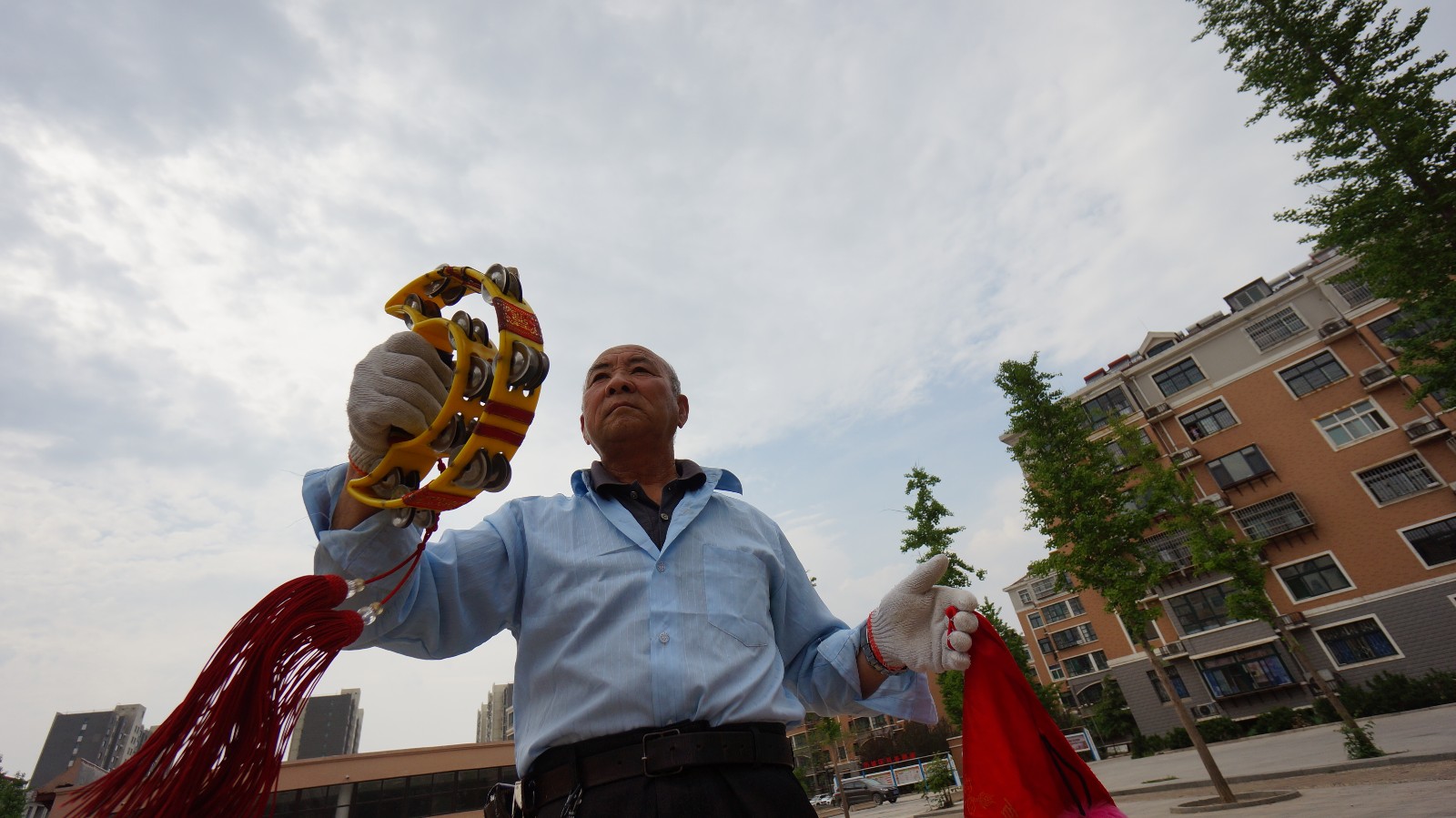 76岁老人骑单车大撒把锻炼身体车闸失灵称玩的是自信