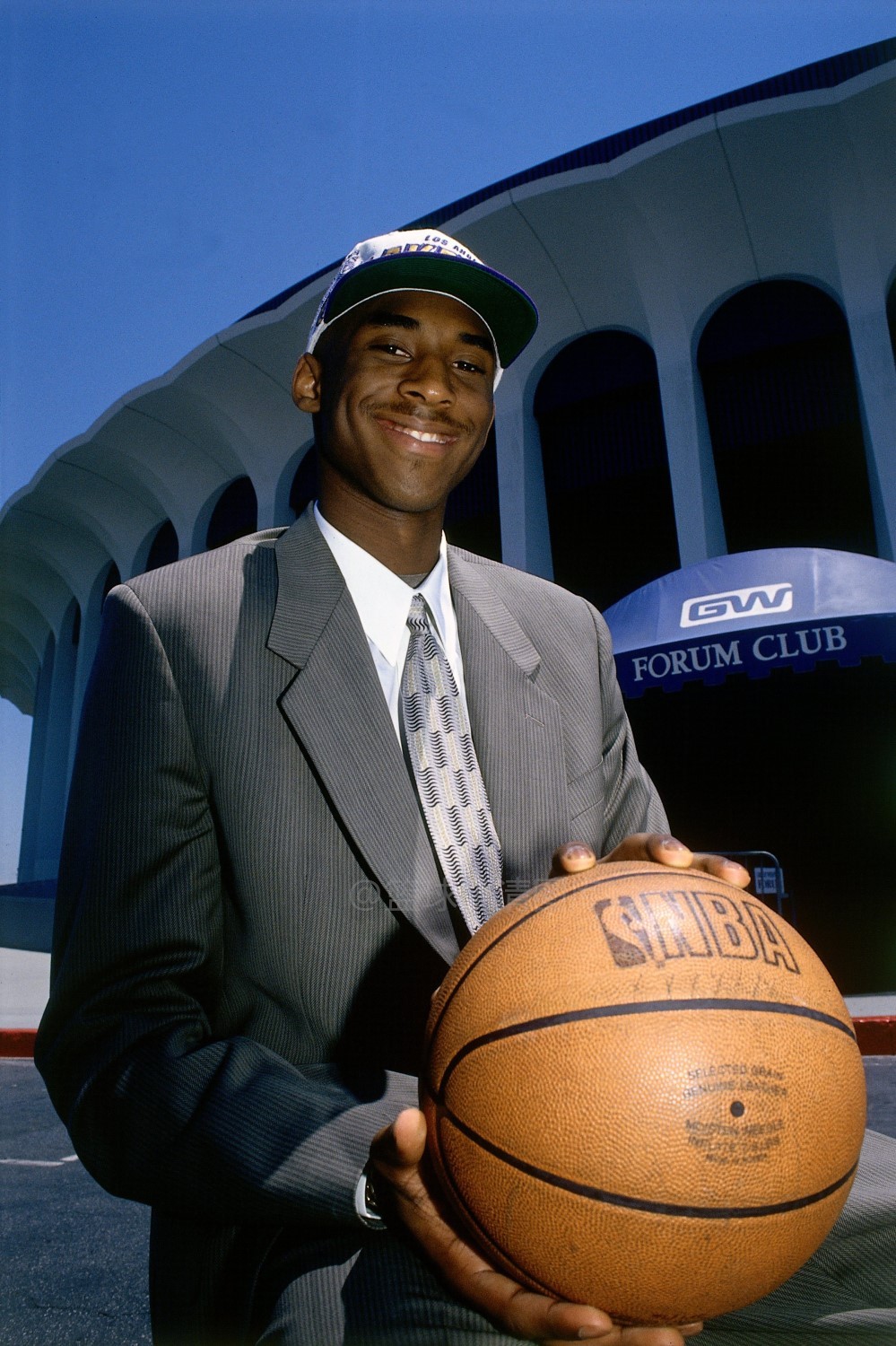 历史上的今天:科比亮相洛杉矶湖人队