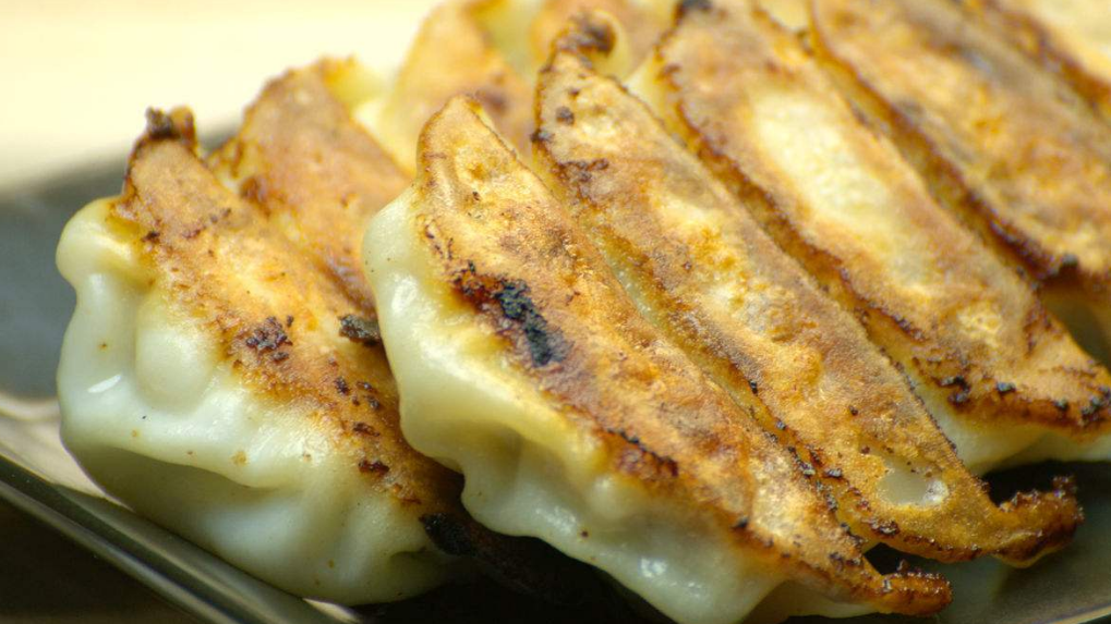 这样做的锅贴饺子又香又酥,吃一口就上瘾,小技巧送给你!