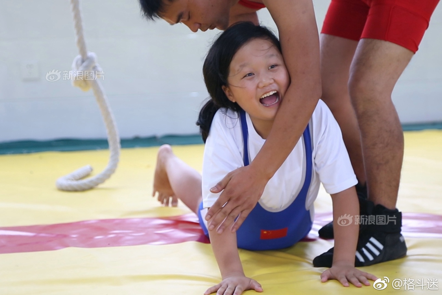体育治校!这所山村小学人人都得学摔跤_新浪看点
