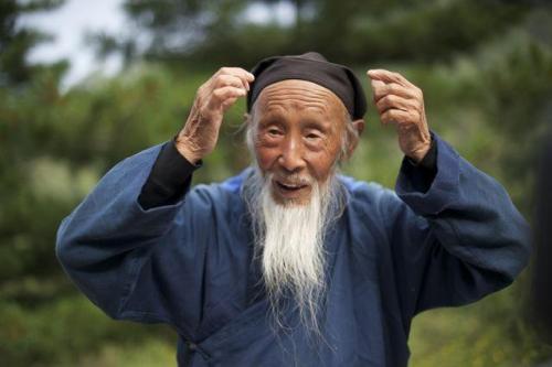 长老告诉他一个秘密后大富,半仙却说他富不过三年,还要穷三代!