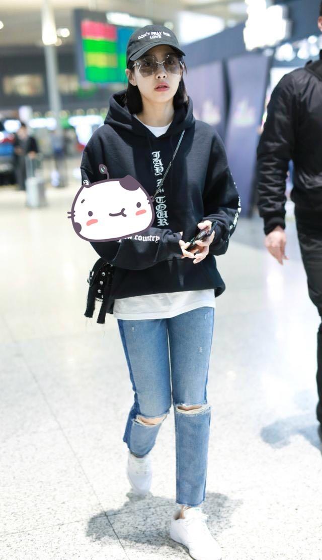 宋茜穿着黑色卫衣来了,脸上没笑容,这是心情不好?