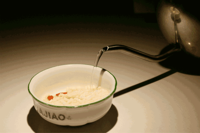 除了入口即食,老重庆人还偏爱"炒米糖开水".