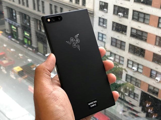 razerphone没有采用迎合主流的全面屏设计,屏幕上方与下方均采用开孔