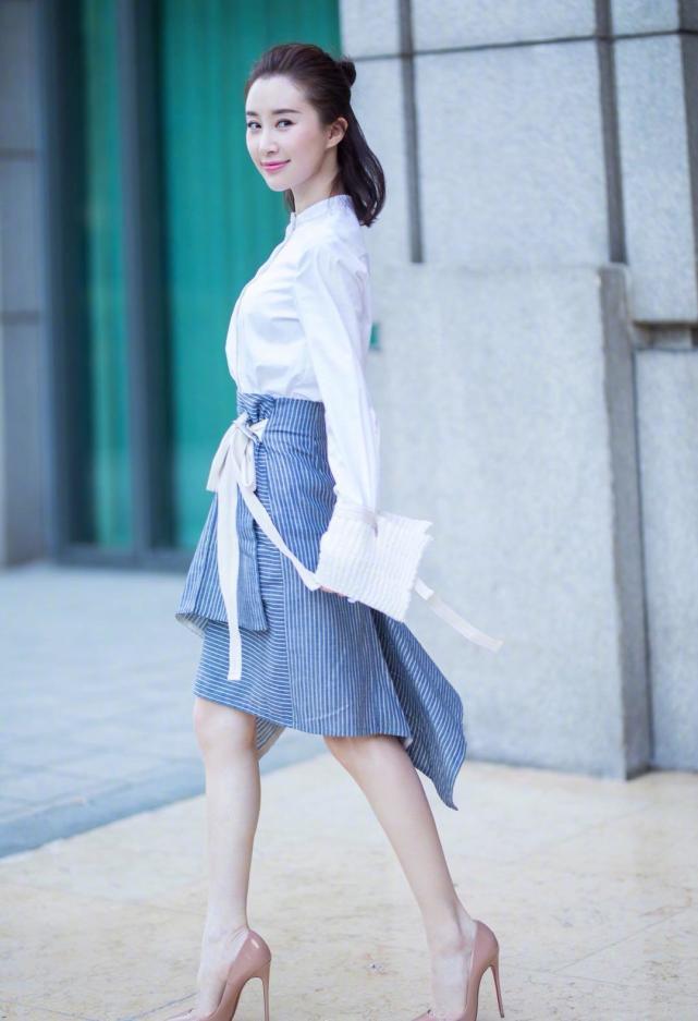 舒畅晒照,把白裙子穿得好酷,真是厉害!