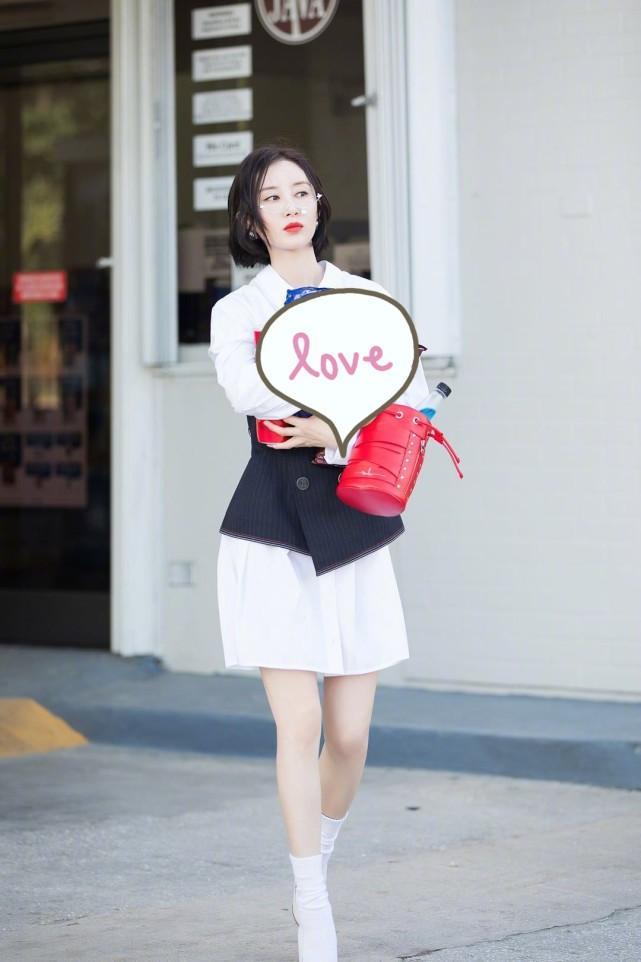 舒畅晒照,把白裙子穿得好酷,真是厉害!