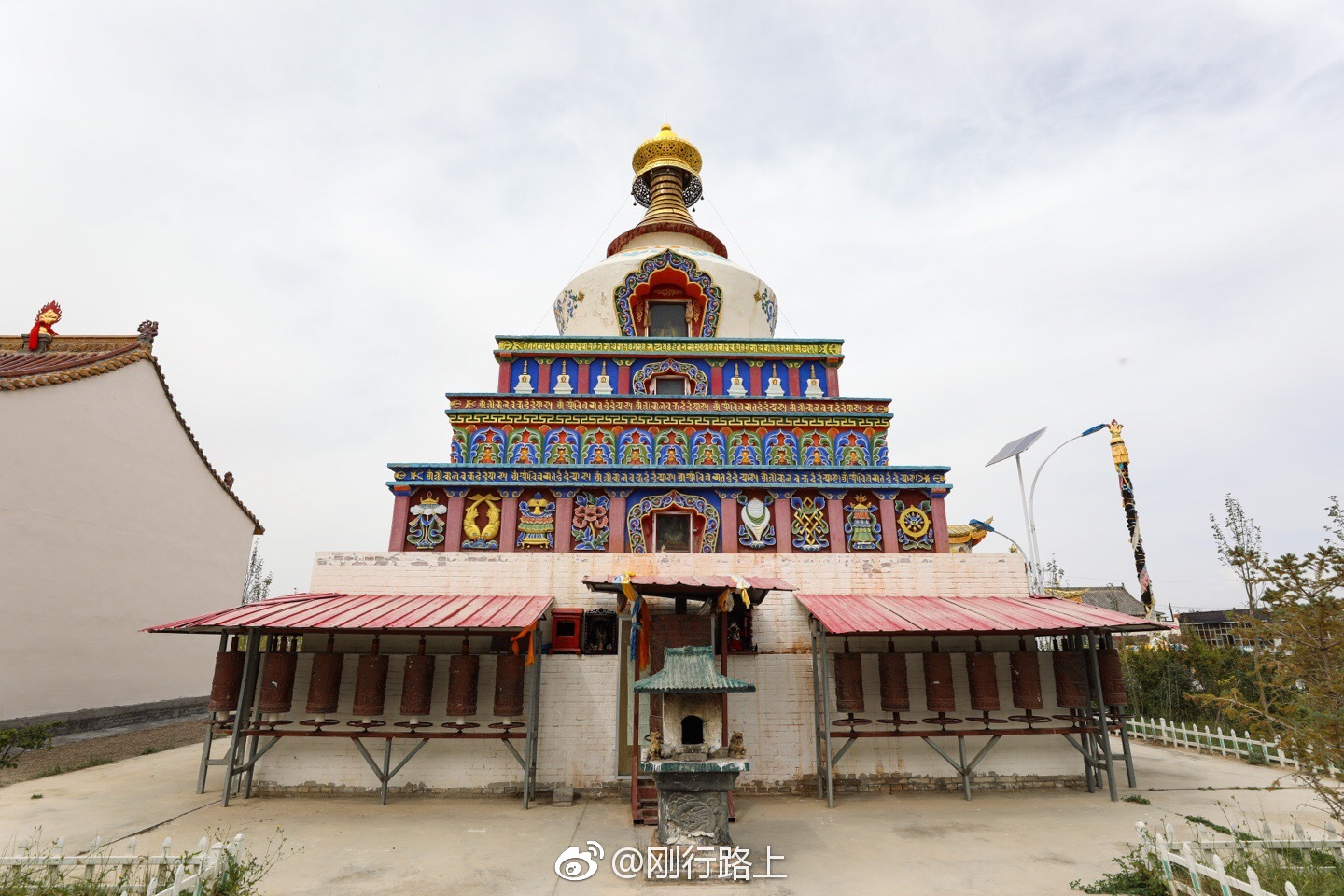 去了德令哈周边两个地方一棵树扎西曲林寺蒙语称噶次莫登克得