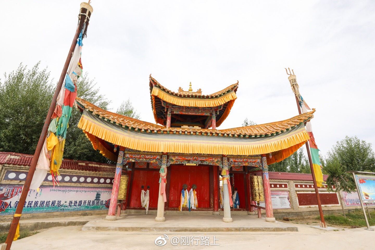 去了德令哈周边两个地方一棵树扎西曲林寺蒙语称噶次莫登克得