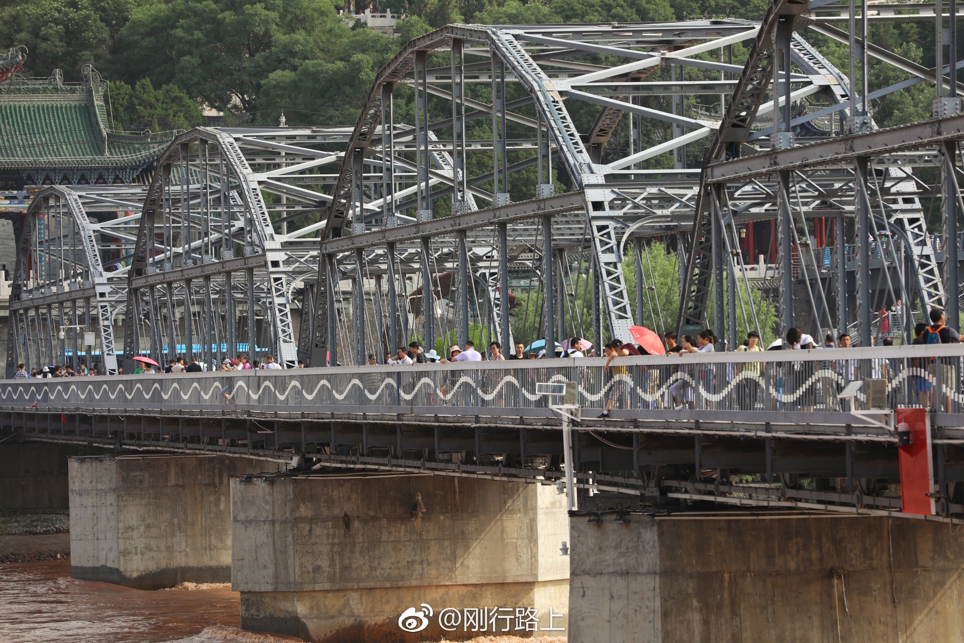 黄河铁桥号称天下黄河第一桥,又名中山桥,历史悠久.建于光绪年间