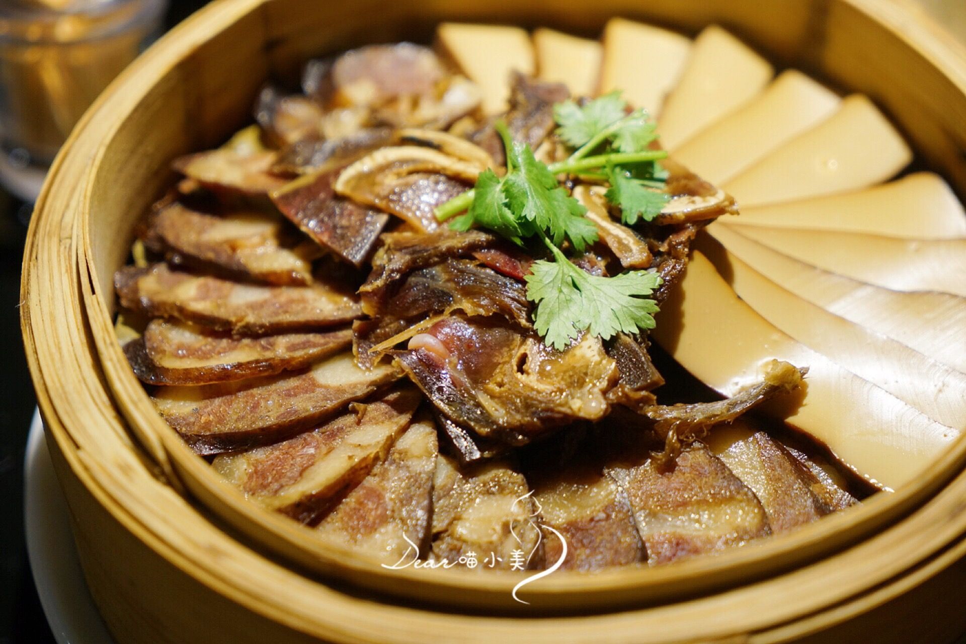 苗家辣味合蒸,苗家人对腊味算是十分热爱了,这道腊味合蒸一次集齐腊肠