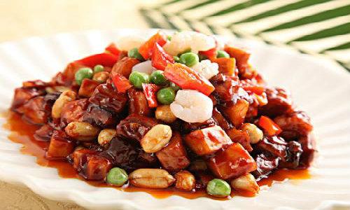 这道美食食材普通,但做法相求严格,所以如要吃到正宗的八宝辣酱,还是
