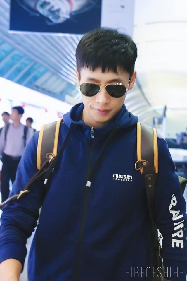 魏晨新发型帅气现身机场,粉丝:终于舍得剪头发啦!