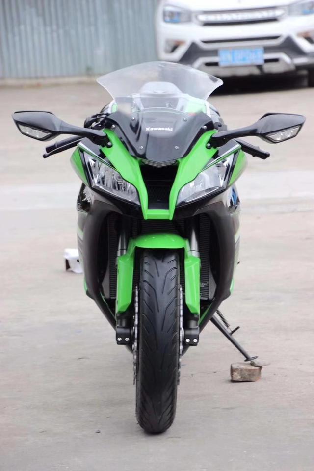 这辆川崎zx-10r市场价22万,现4万出售,131ps马力秒杀保时捷911