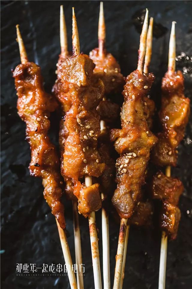 青岛的这家网红烤串店周年庆疯狂来袭!5折还要送啤酒!