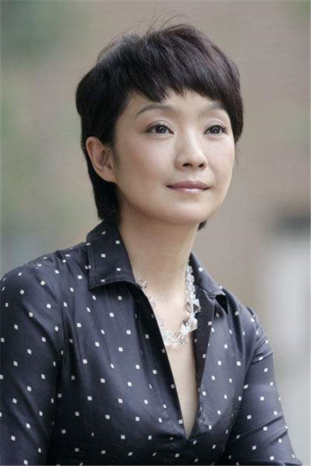 《突出重围》获奖,02年出演《誓言无声》再度获奖,11年主演《青瓷》