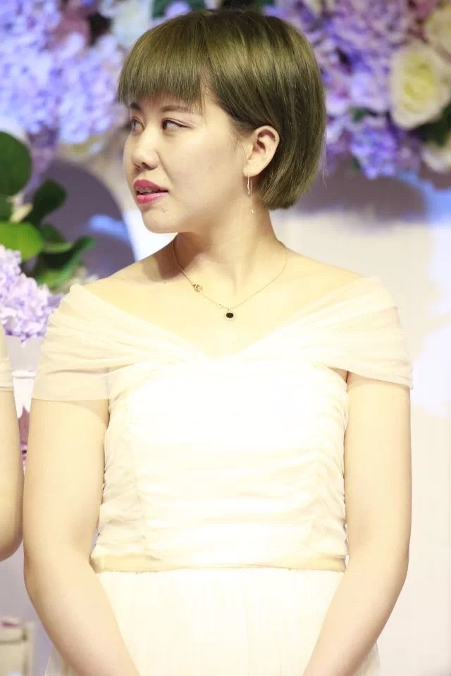 5月20日,盛丹丹和刘燚在石家庄举行婚礼.丁松担任证婚人_新浪看点