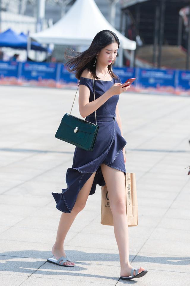 清纯优雅的打底裤小姐姐大秀青春活力身材曼妙有致