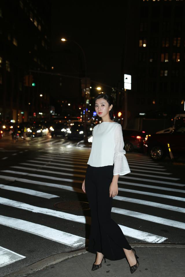 斓曦亮相纽约时装周看秀 时尚雅致魅丽有型