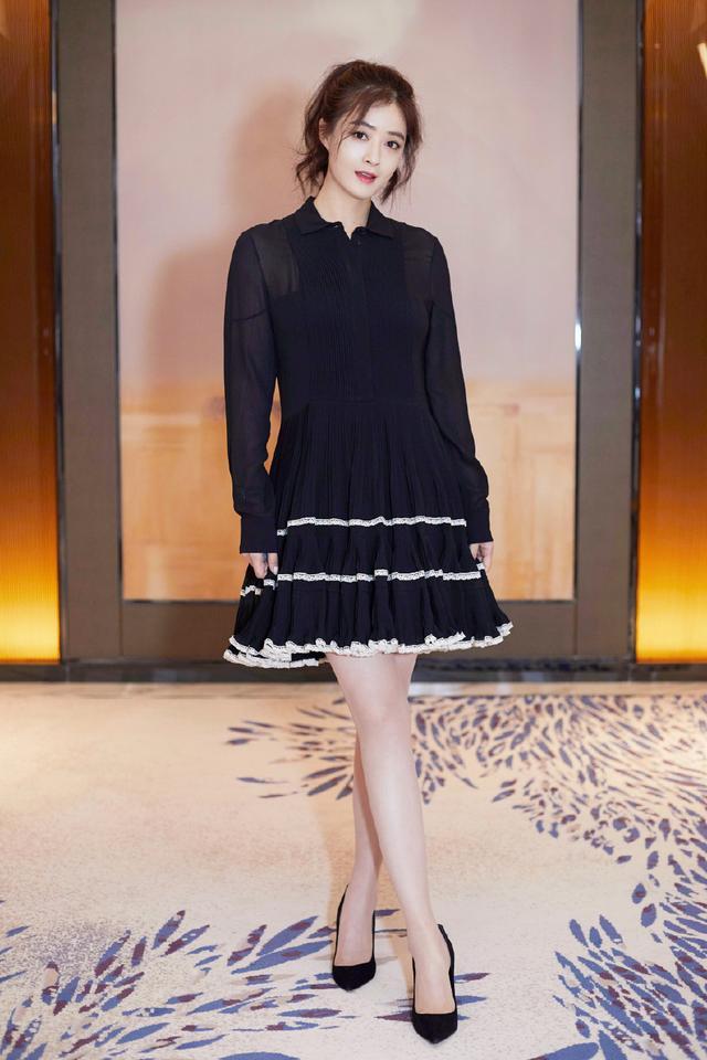 蒋欣身穿黑色连衣裙搭配小白鞋, 35岁嫩回20岁少女, 真的很减龄