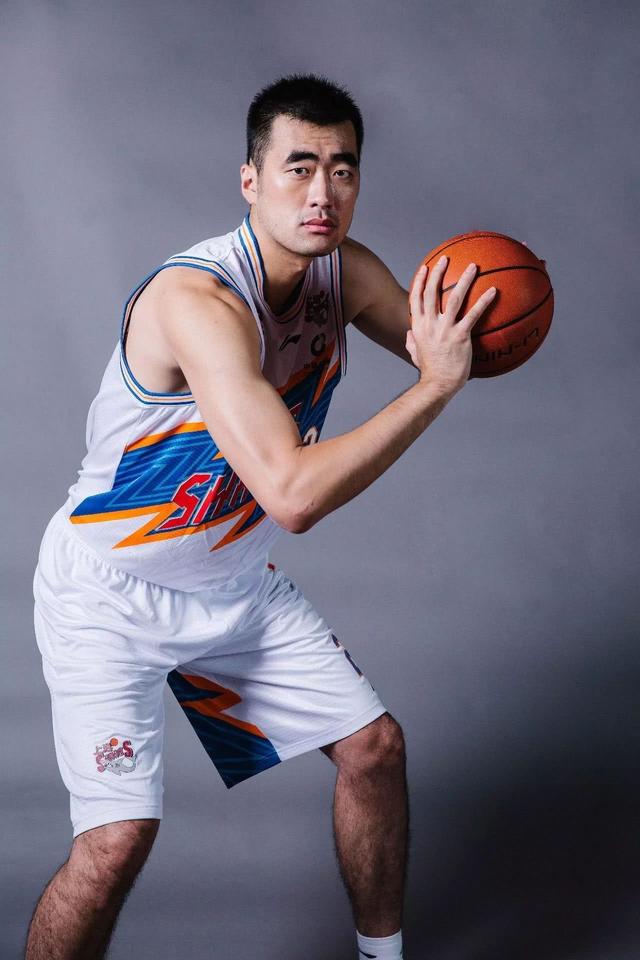 cba的主力中锋,2米21娶1米53的妻子,直言:不影响感情|cba|中锋|张兆旭