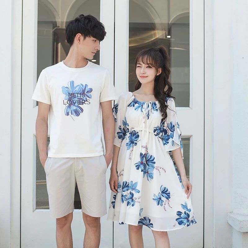 男生短袖t恤胸前的图案和女生印花裙上的印花图案一模一样,着实有如郎