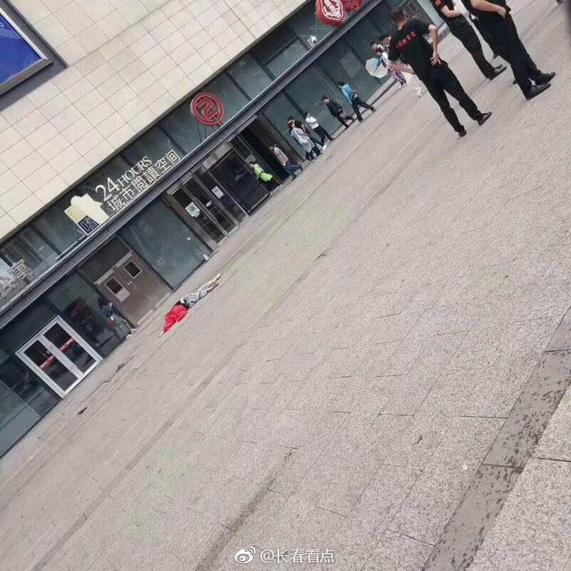 网友爆料:红旗街万达楼上有人跳楼,据悉是一位女士,原因不详