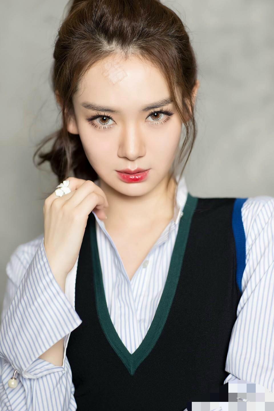 戚薇看弹幕后,霸气回复网友:双眼皮是割的