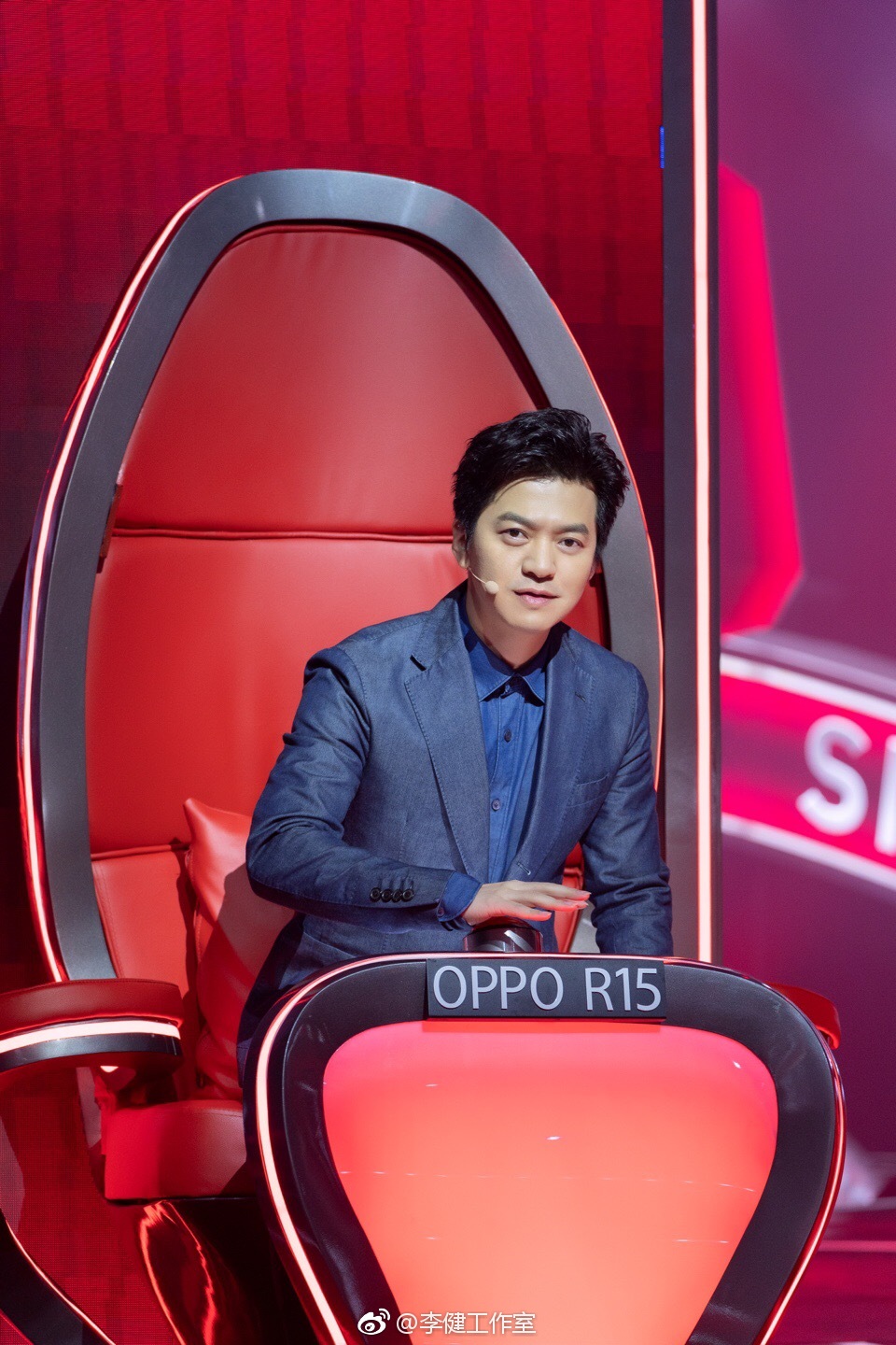 今晚面相姣好的李健老师会为谁转身(骑摩托)?21:00,浙江卫视